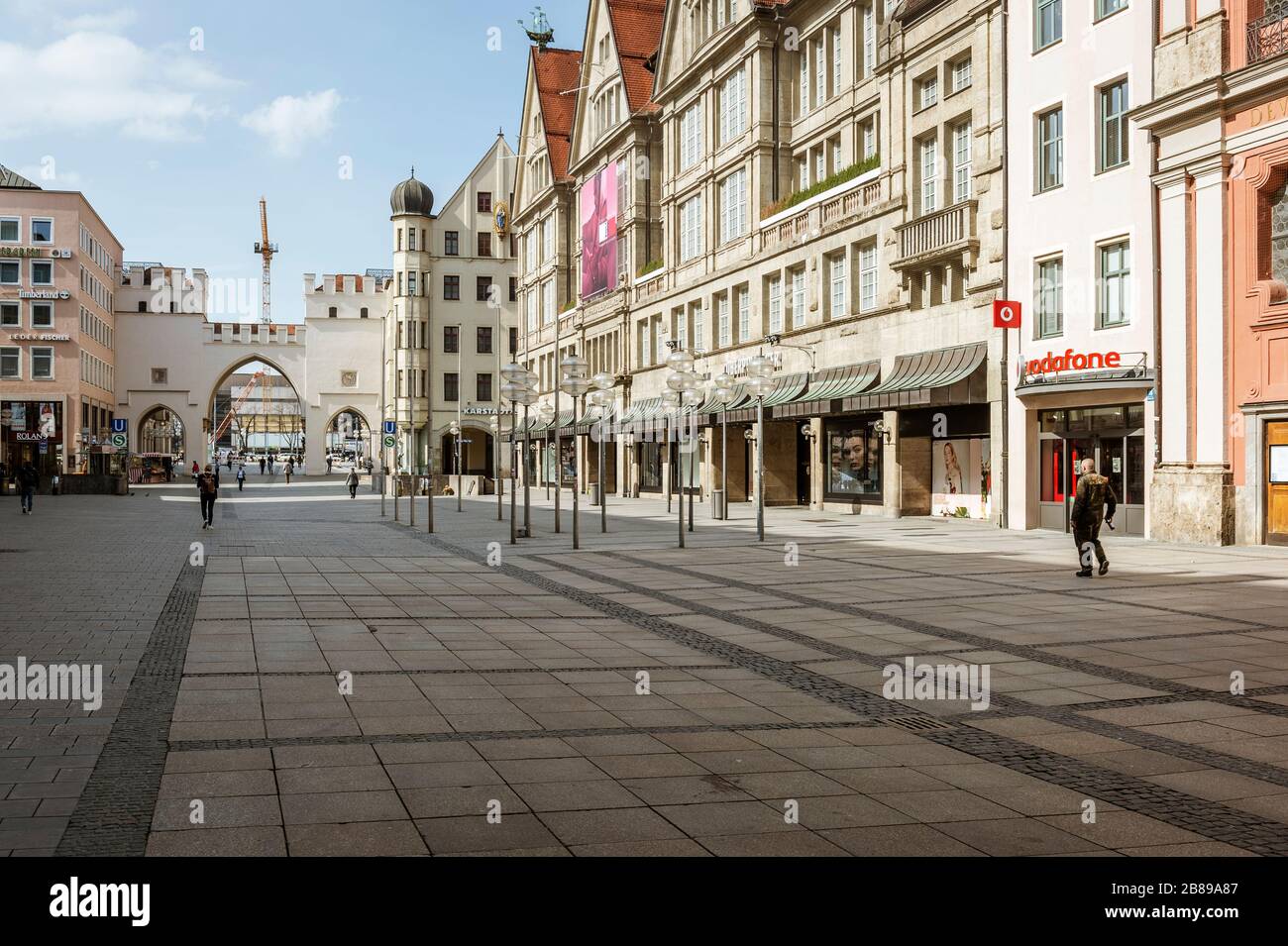 Bavaria-Mucnich-Deutschland, 20. März 2020: Nur wenige Menschen gehen am Karlsplatz Stachus in München, der normalerweise überfüllt ist, aber wegen Th leer bleibt Stockfoto