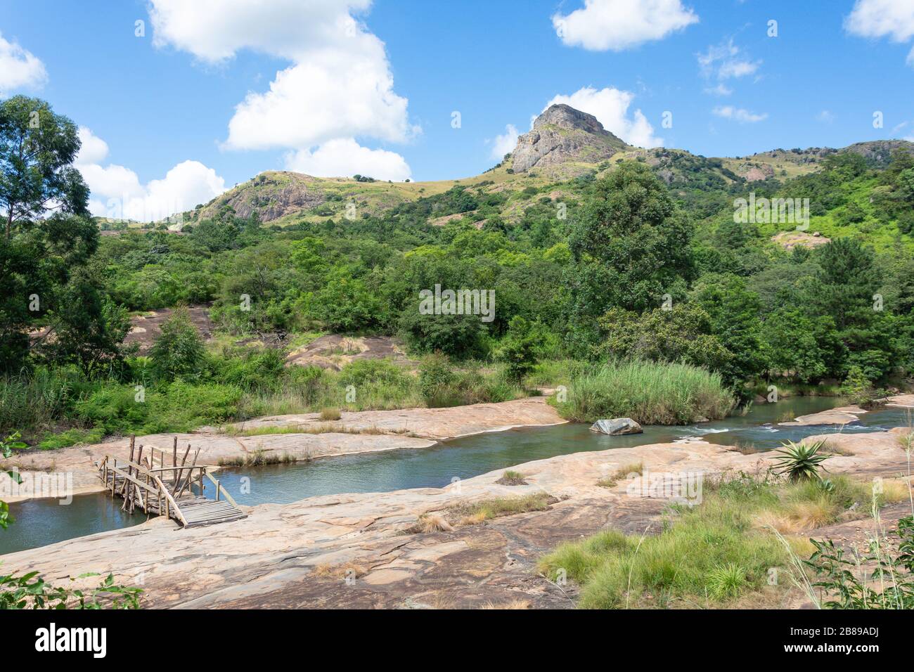 Berglandschaft und Fluss Lusushwana am Mantenga Naturreservat, Lobamba, Ezulwini-Tal, Region Hhohho, Königreich Eswatini (Swasiland) Stockfoto