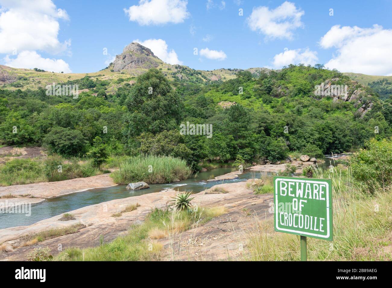 Schild "Vorsicht vor Krokodil" am Fluss Lusushwana im Mantenga-Naturreservat, Lobamba, Ezulwini-Tal, Region Hhohho, Königreich Eswatini (Swasiland) Stockfoto