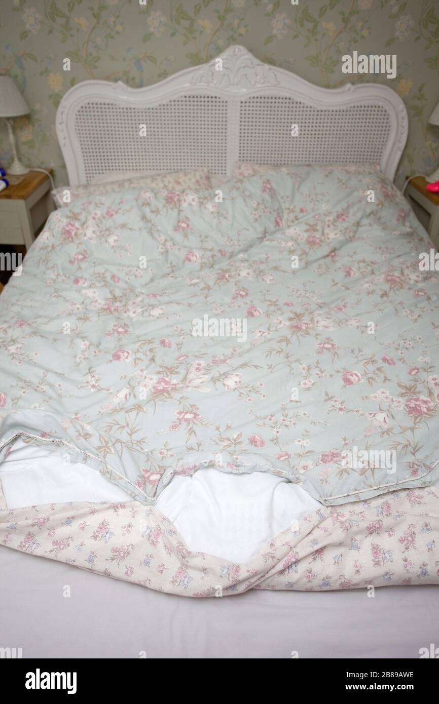 Devet und Bettbezug auf Bett Stockfoto