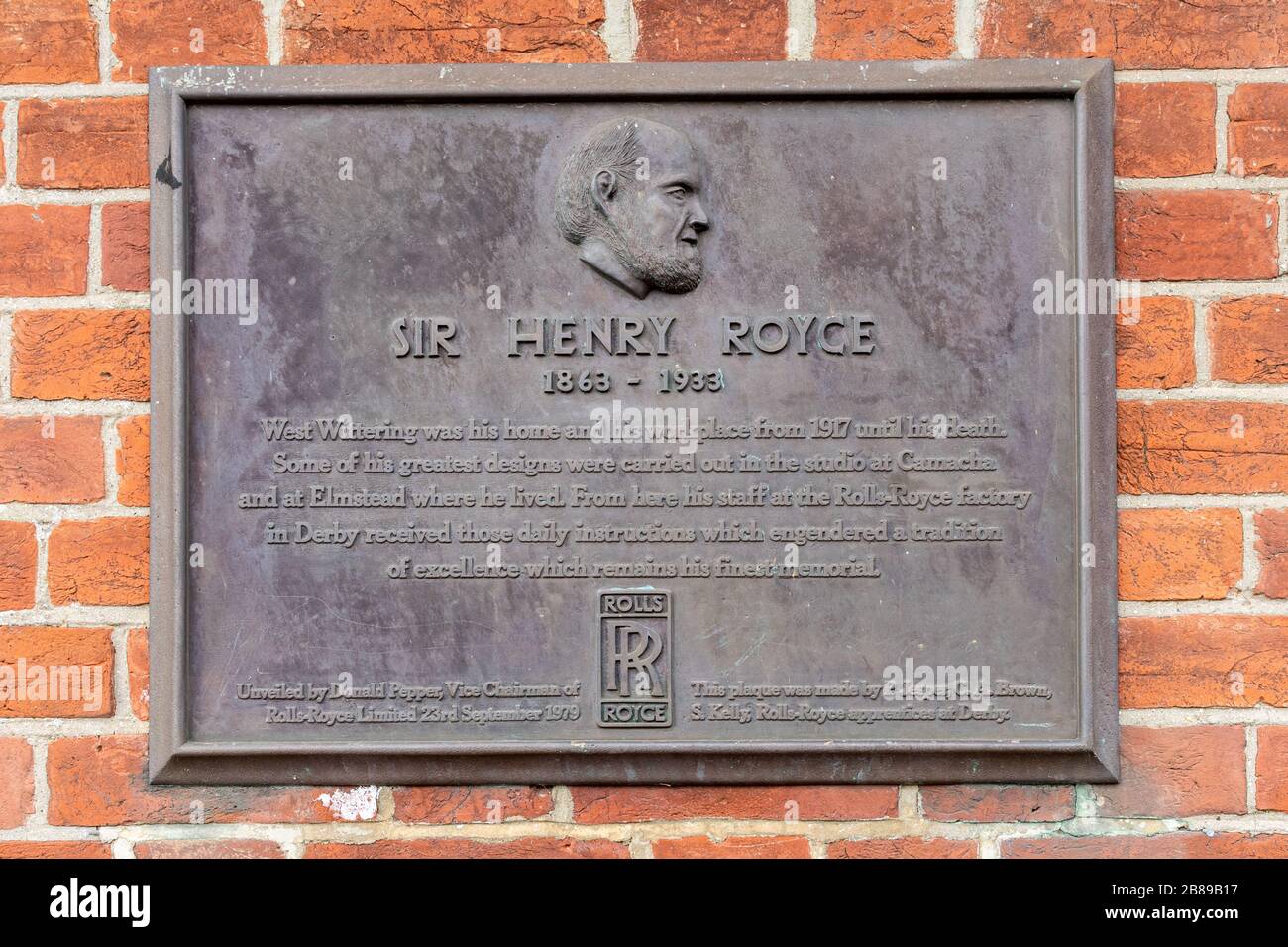 Plaque an Sir Henry Royce, englischer Ingenieur und Mitbegründer der Rolls-Royce Autofirma, in West Wittering, West Sussex, Großbritannien Stockfoto