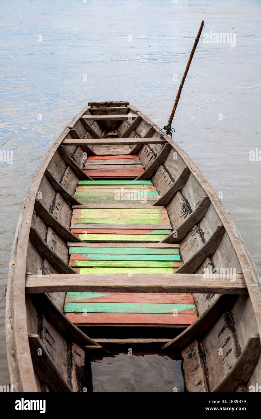 Vermoortes Holzboot auf dem Fluss Amazon Peru, Südamerika. Stockfoto
