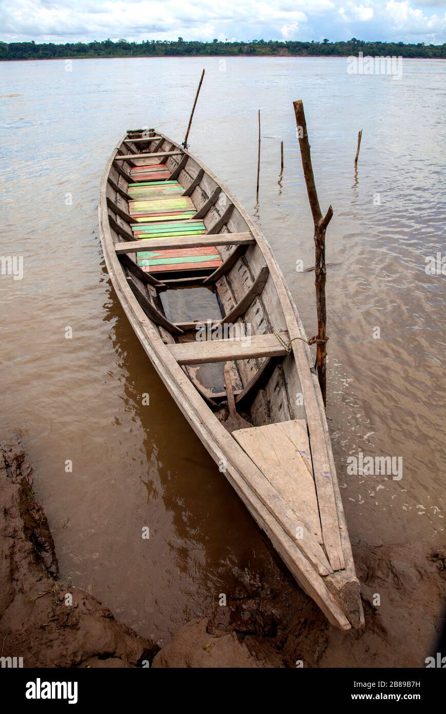 Vermoortes Holzboot auf dem Fluss Amazon Peru, Südamerika. Stockfoto