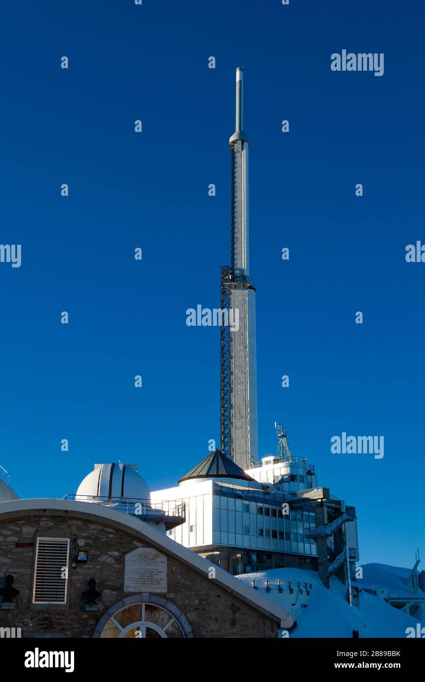 PIC du MIDI de Bigorre, ein 2877 m großer Berg in den französischen Pyrenäen, beherbergt ein astronomisches Observatorium und ein Besucherzentrum. Die Sternwarte ist akzessibs Stockfoto