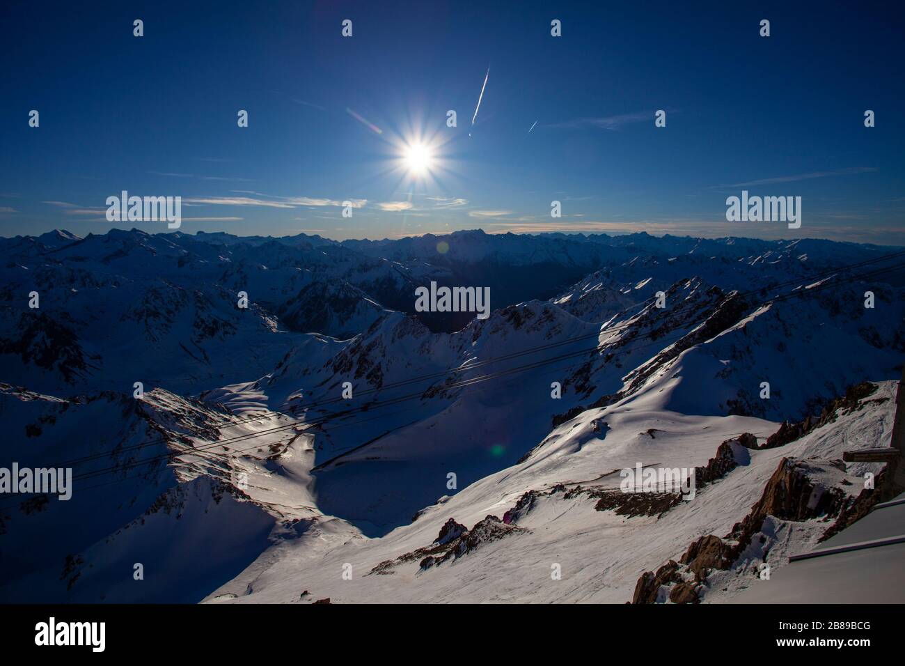 Blick vom Pic du MIDI de Bigorre, einem 2877 m hohen Berg in den französischen Pyrenäen, wo sich ein astronomisches Observatorium und ein Besucherzentrum befinden. Das Observatorium ist Stockfoto