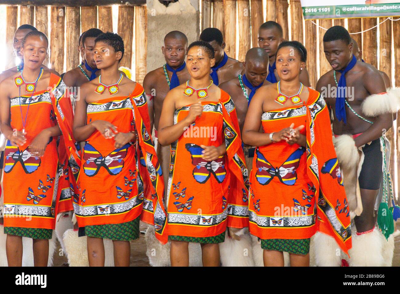 Kulturtänzer im Swazi Cultural Center, Mantenga Nature Reserve, Lobamba, Ezulwini Valley, Königreich Eswatini (Swasiland) Stockfoto