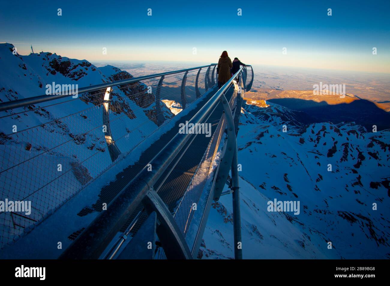 Der 12 m hohe Ponton dans le ciel, ein gläserner Gehweg hoch über den Pyrenäen am Pic du MIDI de Bigorre, einem 2877 m hohen Berg in den französischen Pyrenäen, der die Heimat eines AS ist Stockfoto