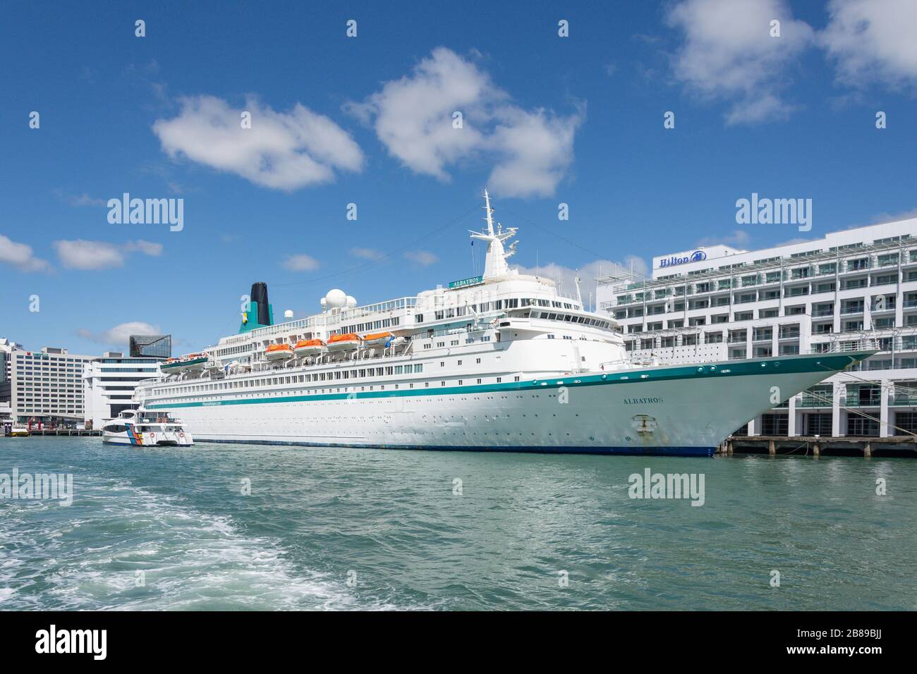 MS Albatross Kreuzfahrtschiff und Fullers Fährschiff, Auckland Waterfront, Auckland, Neuseeland Stockfoto