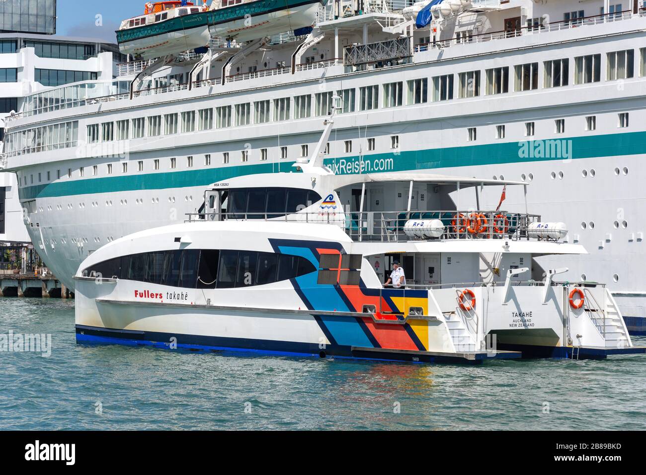 MS Albatross Kreuzfahrtschiff und Fullers Fährschiff, Auckland Waterfront, Auckland, Neuseeland Stockfoto