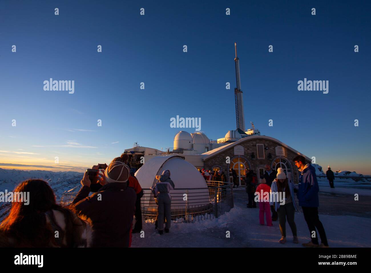 Sonnenuntergang am Pic du MIDI de Bigorre, einem 2877 m hohen Berg in den französischen Pyrenäen, wo sich ein astronomisches Observatorium und ein Besucherzentrum befinden. Das Observatorium ist Stockfoto