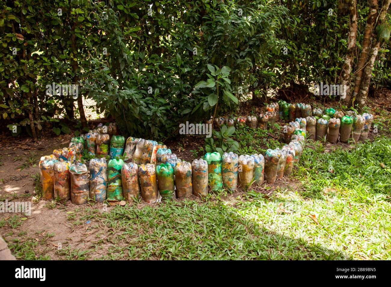 Schüler recyceln Plastikflaschen Projekt, in Amazon, Leticia, Kolumbien, Südamerika. Stockfoto