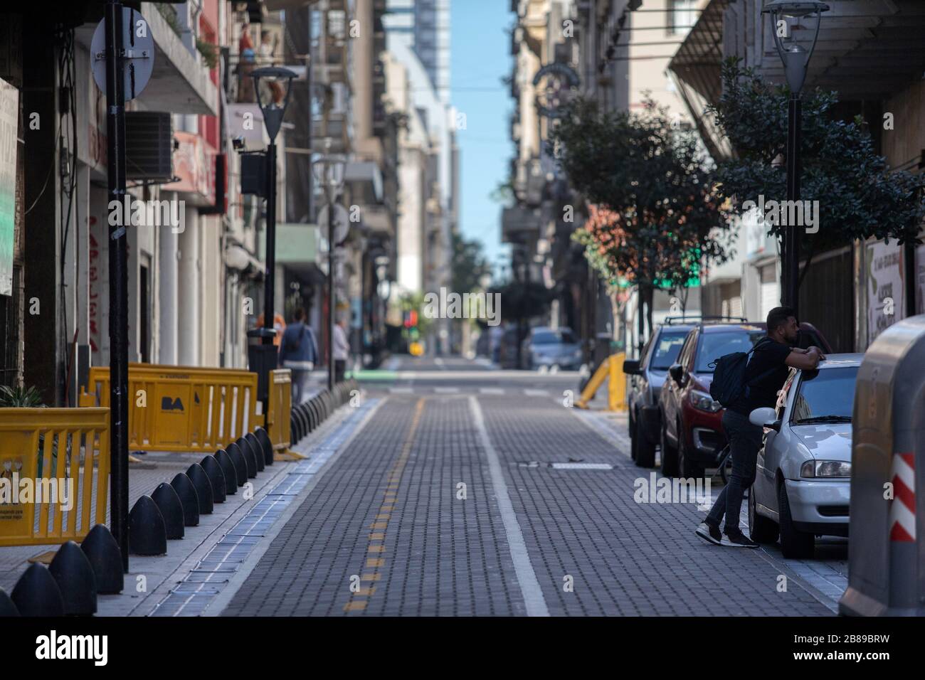 Buenos Aires, Argentinien - 20. März 2020: Unidentifizierte Person, die am Tag nach dem Notquarentinstag vor dem Hausquarentin wartet Stockfoto
