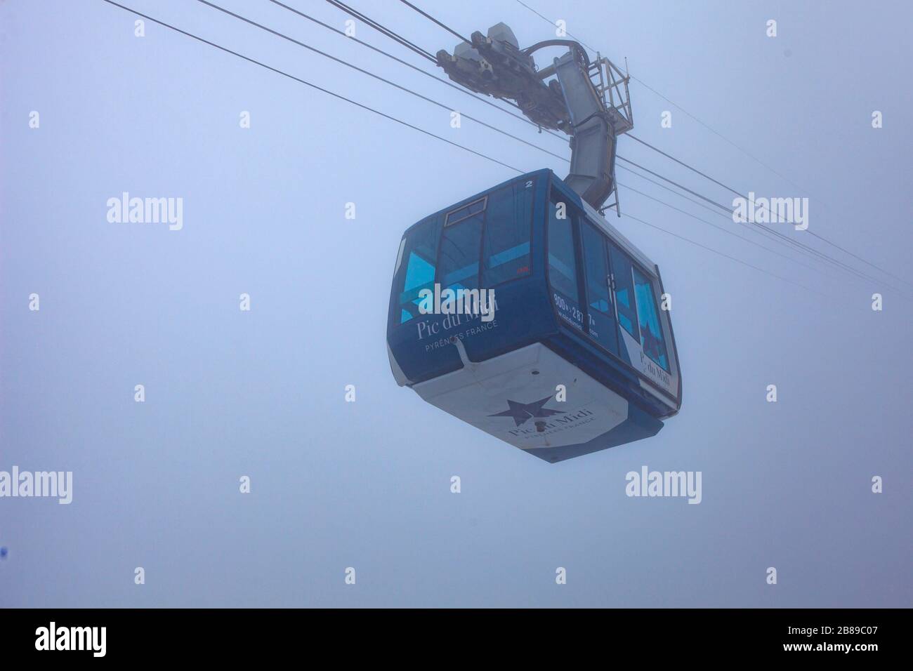 Nebel - Brouillard, Wolken: Téléphérique du Pic du MIDI de Bigorre. Seilbahn - Gondel - Telecabin nach Pic du MIDI de Bigorre, einem 2877 m hohen Berg in der F Stockfoto