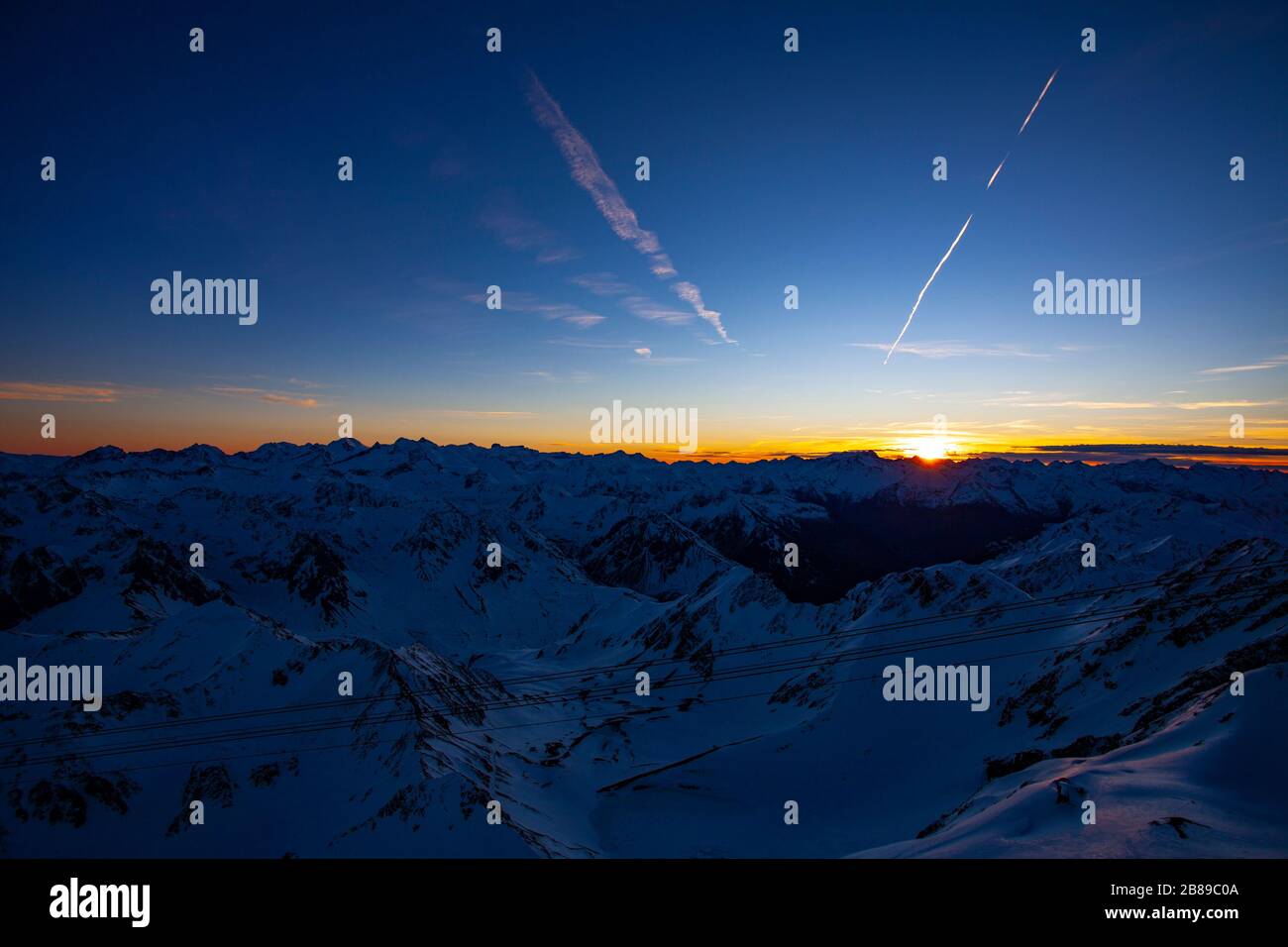 Sonnenuntergang am Pic du MIDI de Bigorre, einem 2877 m hohen Berg in den französischen Pyrenäen, wo sich ein astronomisches Observatorium und ein Besucherzentrum befinden. Das Observatorium ist Stockfoto