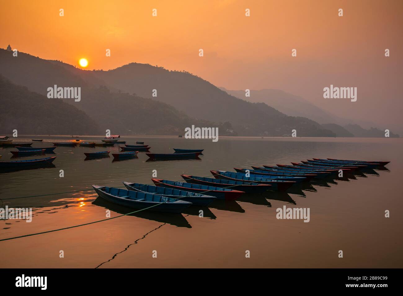 Fewa See bei Sonnenuntergang in Pokhara, Nepal Stockfoto