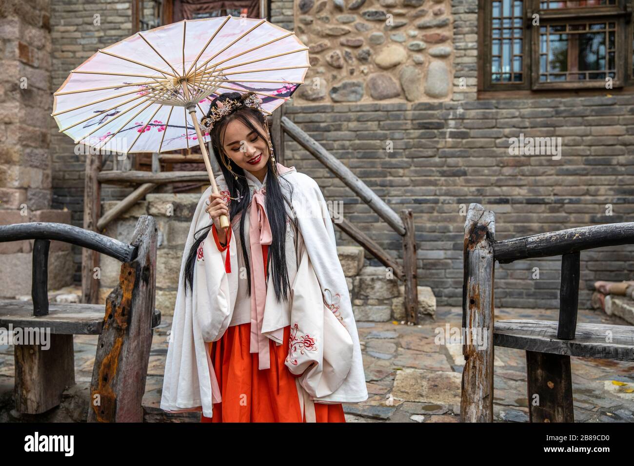 Chinesin mit Regenschirm in Gubei Water Town, Peking, China Stockfoto