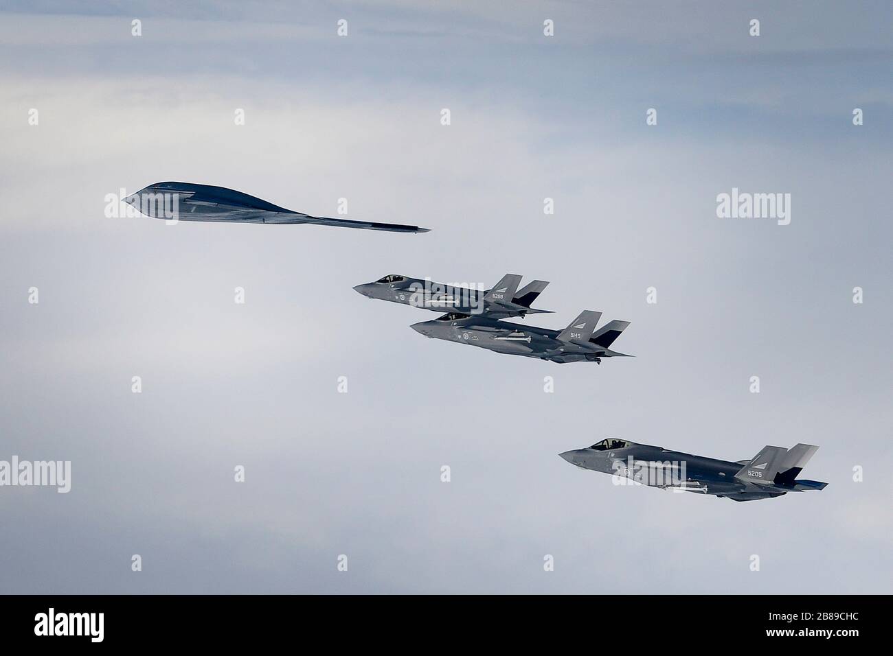 Ein strategischer Kampfflugzeug der U.S. Air Force B-2A Spirit Stealth-Kampfflugzeuge fliegt mit einem F-15C Eagle während der Operationen zur Unterstützung der Bomber Task Force Europe 20-2. März 2020 über Keflavik, Island in Formation. Stockfoto