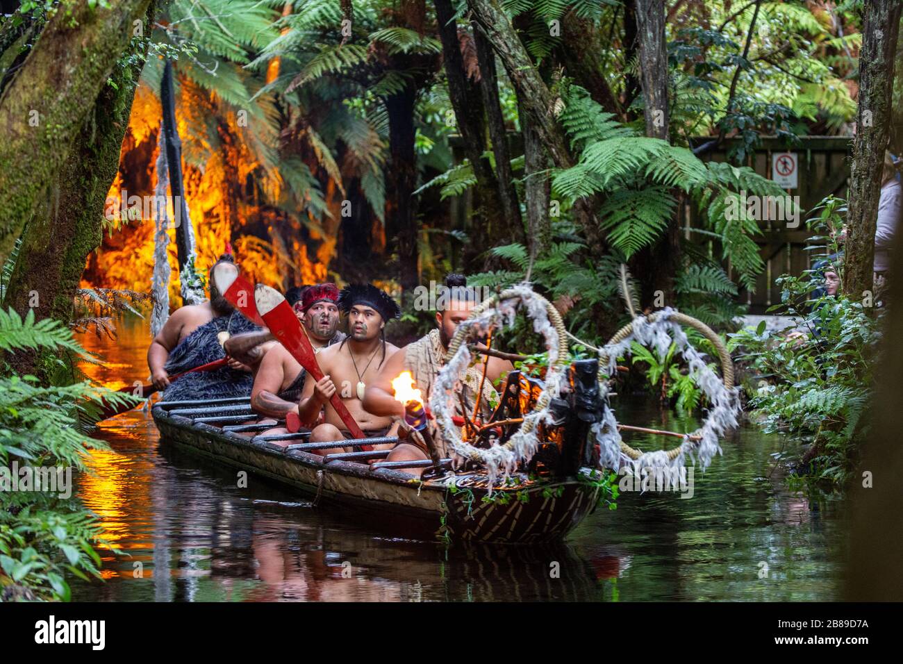Maori-Krieger in einem Kriegskanu in Neuseeland Stockfoto