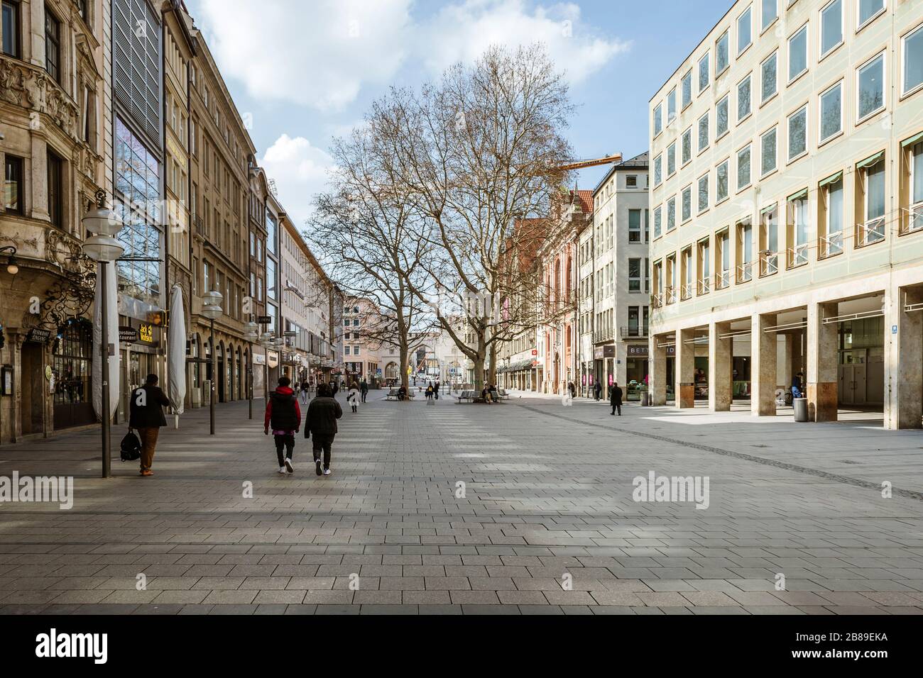 Bavaria-Mucnich-Deutschland, 20. März 2020: Nur wenige Menschen gehen in der Kaufingerstraße in München, die normalerweise überfüllt ist, aber wegen des neuen coro leer bleibt Stockfoto