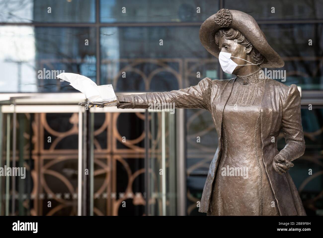 Manchester, Großbritannien. März 2020. GROSSBRITANNIEN. Die Emmeline Pankhurst Statue auf dem Petersplatz ist mit einer Maske geschützt und mit antibakteriellen Wischtüchern für die Öffentlichkeit geschützt. Gutschrift: Andy Barton/Alamy Live News Stockfoto