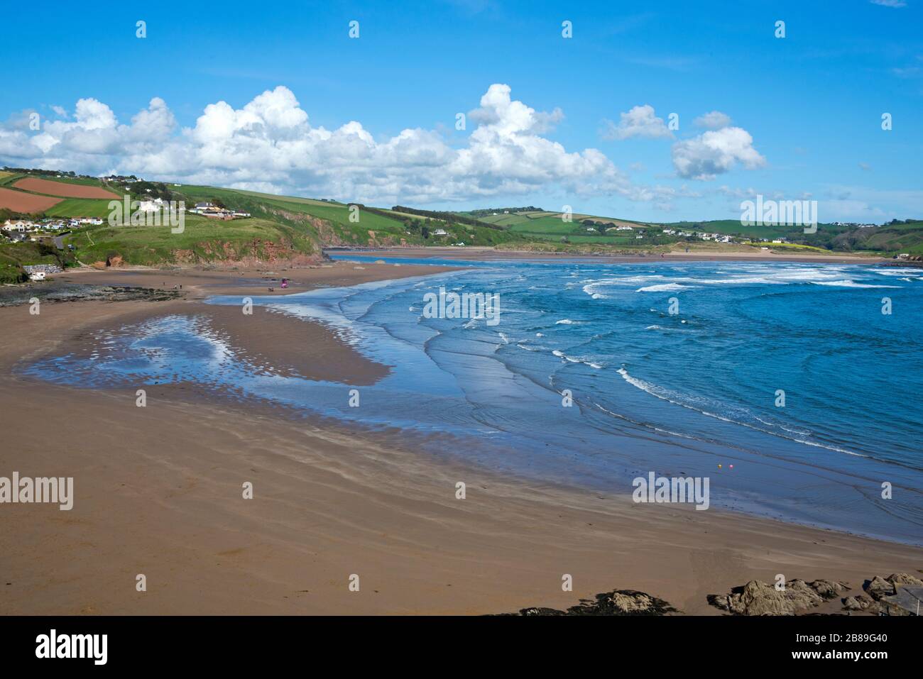 Blick von Burgh Island in östlicher Richtung entlang der Süddevon Küste an einem sonnigen Frühlingstag mit der Flut, die den Causeway enthüllt. Stockfoto