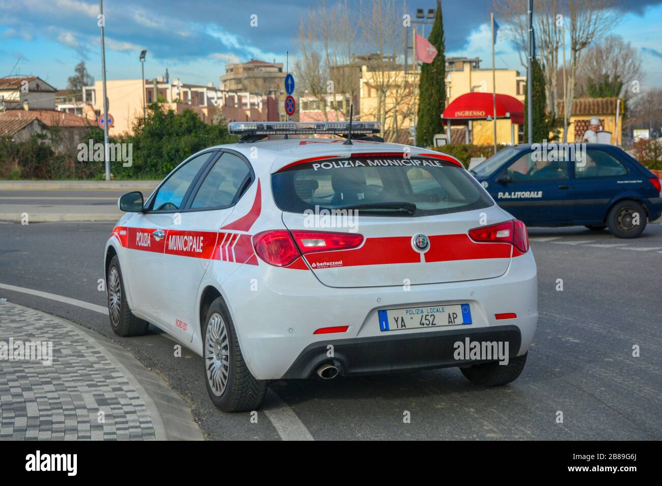 Pisa, Toscana, Italien - 02/08/20: Ein Auto der lokalen Stadtpolizei (Polizia Municipale,Vigili Urbani) auf einem Checkpoint an einem Kreisverkehr. Rückseite eines Alfa Ro Stockfoto