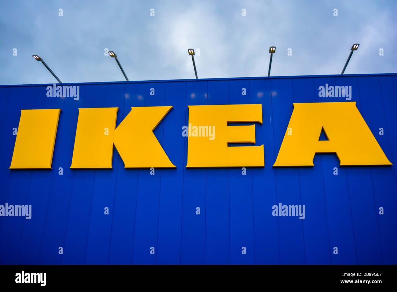 Ein Nahaufnahme eines Ikea-Schildes. Exterieur und Logo der berühmten schwedischen Möbelkette. Umweltfreundliche comapny beliebtes Shopping Destination.Pisa, Italien Stockfoto