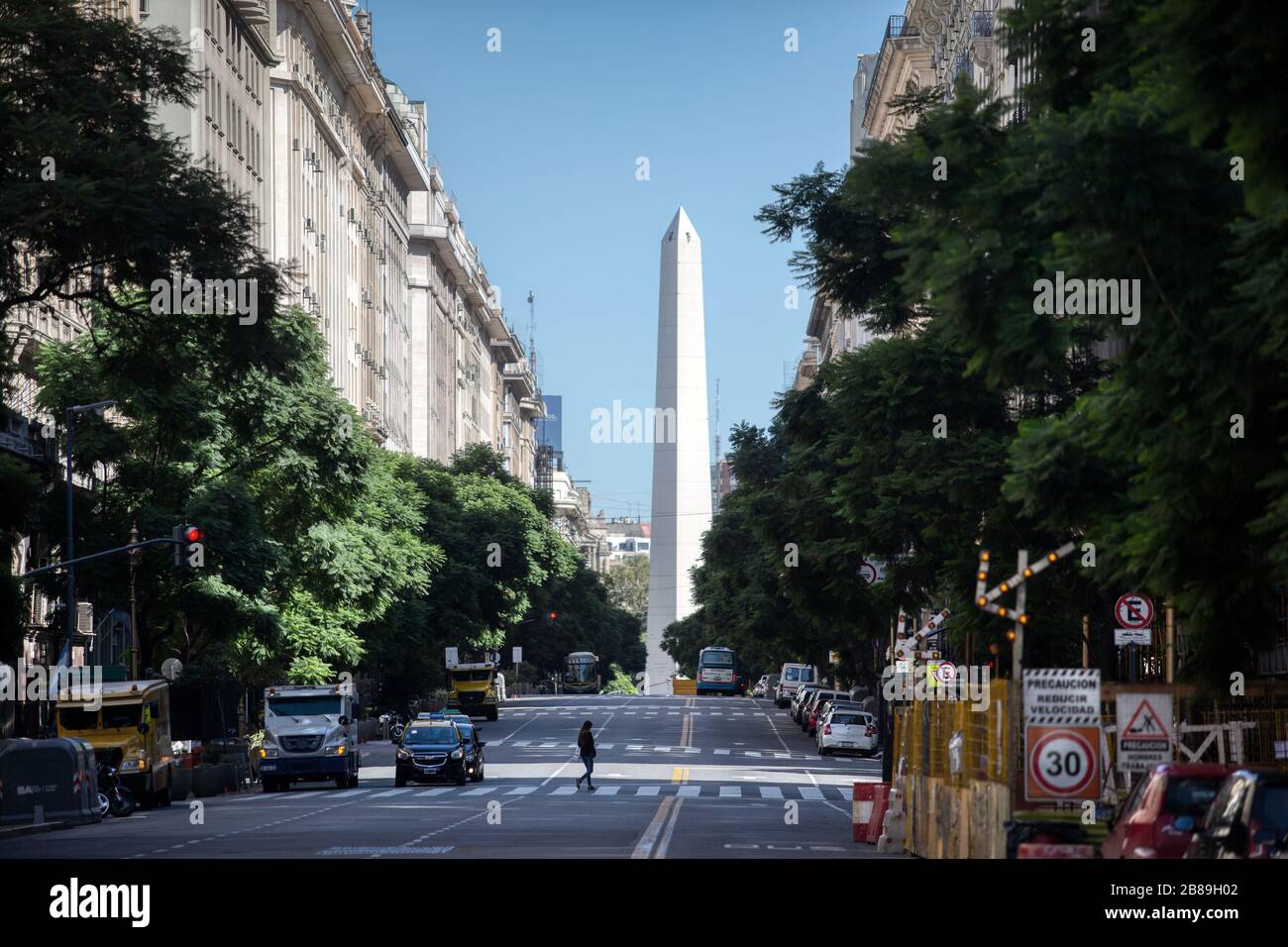 Buenos Aires, Argentinien - 20. März 2020: Unidentifizierte Person, die am Tag nach dem Ausnahmezustand allein in der Innenstadt von Buenos Aires spazieren ging Stockfoto