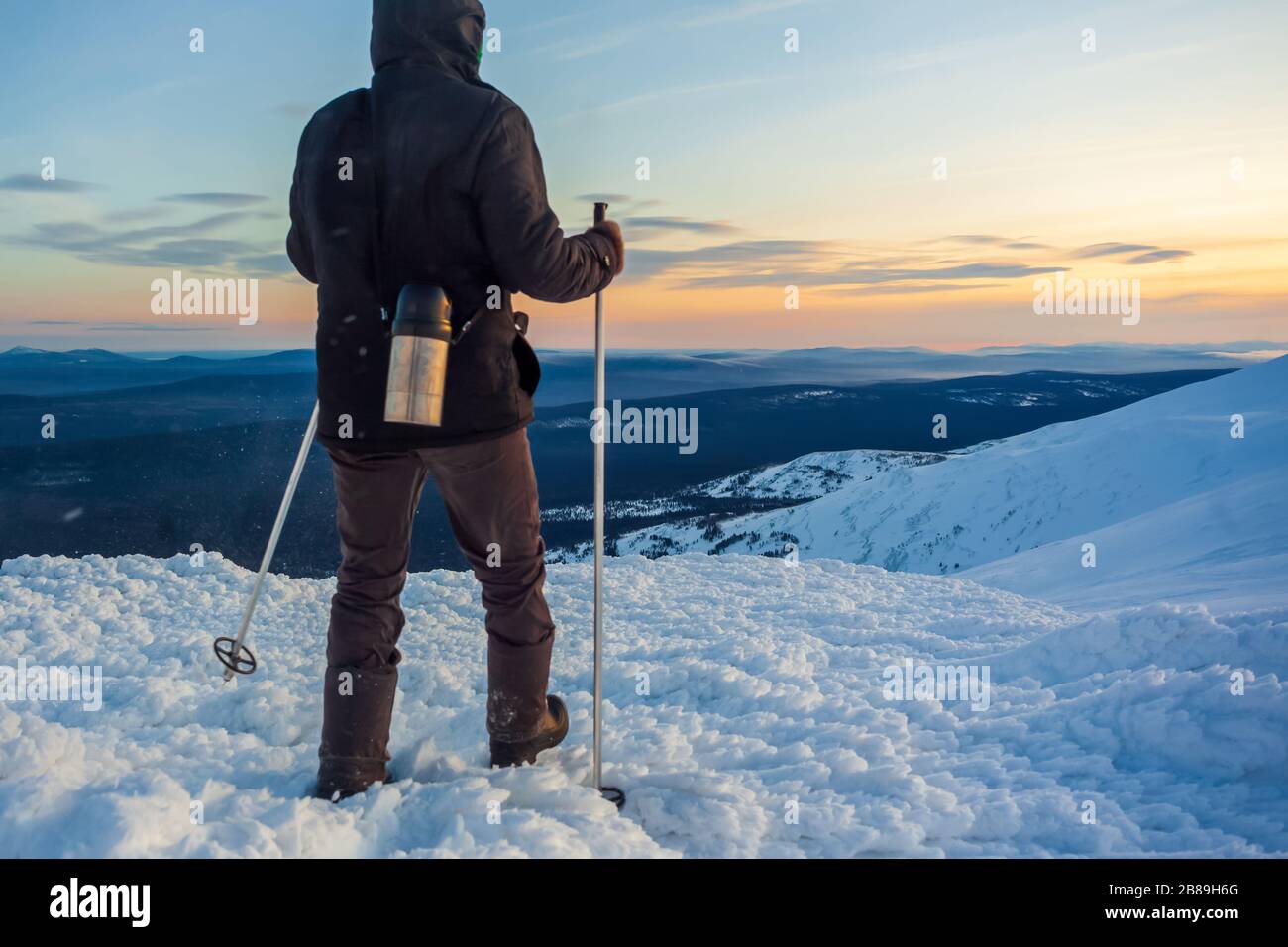 Tourist in der Wildnis. Schneesturm, Verzweiflung. Hat sich den Weg verloren. Ural Winter la Stockfoto