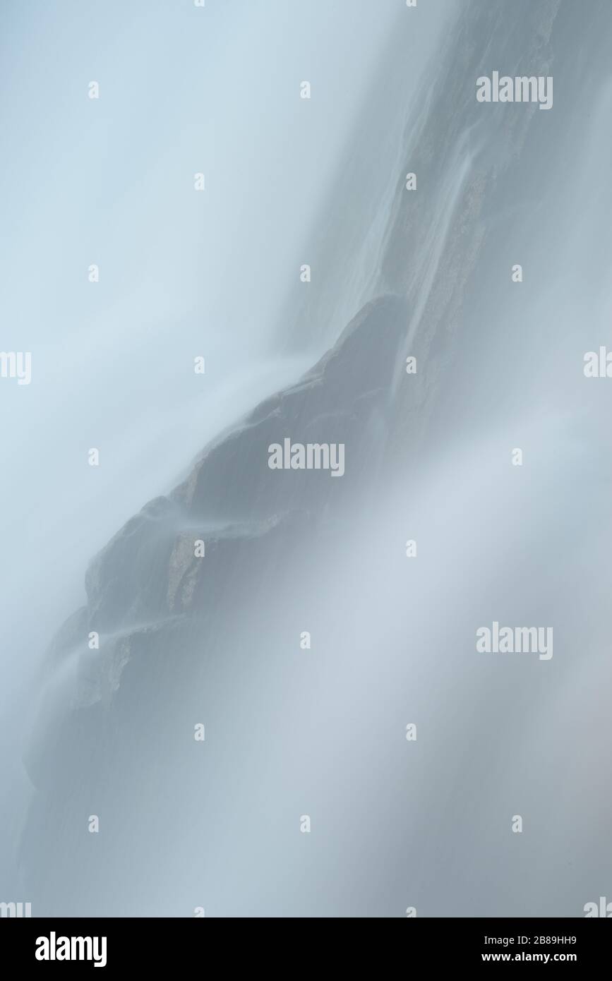 Lange Belichtung verwischt fließendes Wasser im Detail des Bells Canyon Wasserfalls Stockfoto