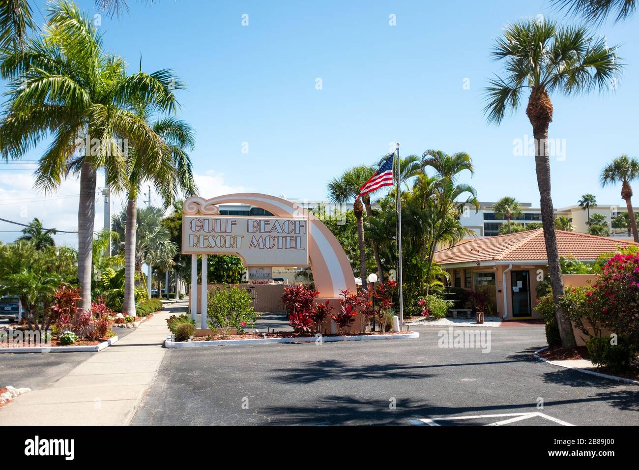 Das Gulf Beach Resort Motel auf Lido Key in Sarasota Florida, Vereinigte Staaten ist ein Beispiel für Motels, die in der Gegend gebaut wurden, nachdem WW2 dasselbe Design beibehalten hatte. Stockfoto