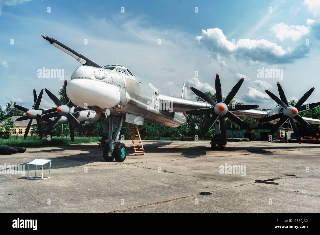 Bär. TU-95. Ausstellung des Museums für Luftfahrt große strategische Bomber- und Raketenplattform mit vier Triebwerken und Turboprop-Antrieb Stockfoto