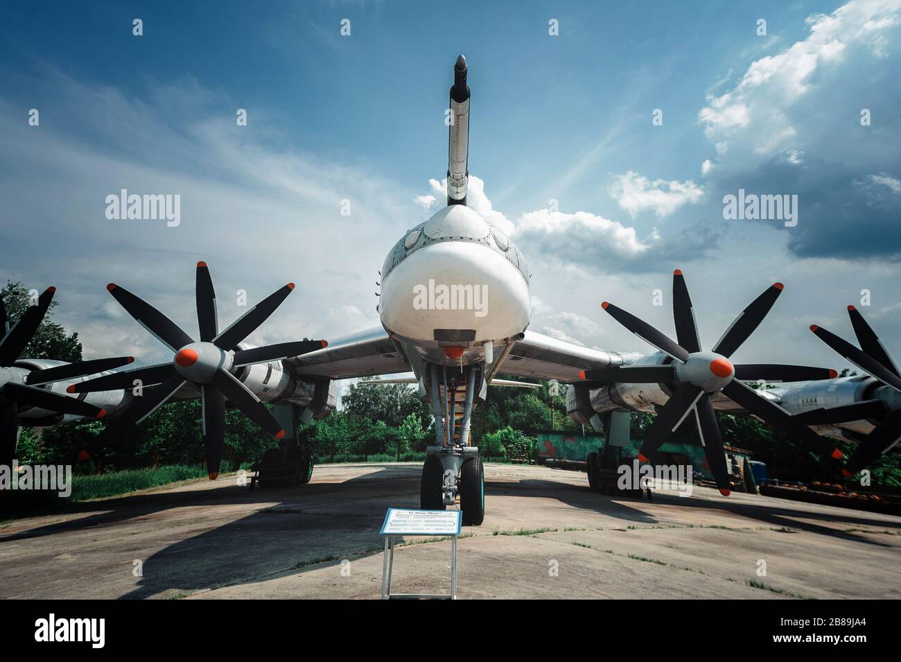 Bär. TU-95. Ausstellung des Museums für Luftfahrt große strategische Bomber- und Raketenplattform mit vier Triebwerken und Turboprop-Antrieb Stockfoto