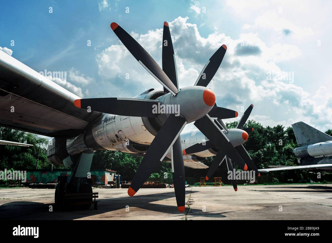 Bär. TU-95. Ausstellung des Museums für Luftfahrt große strategische Bomber- und Raketenplattform mit vier Triebwerken und Turboprop-Antrieb Stockfoto