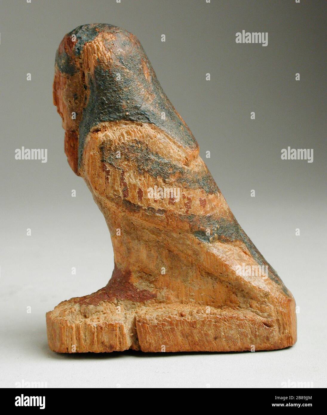 'Ba Vogel (Bild 1 von 2); Englisch: Ägypten, 2061 - 333 BCE Skulptur Holz mit mehrfarbigem Höhe: 2 cm. (6,99 cm) Geschenk der Mrs William Leon Gräber (45.23.80) Ägyptischer Kunst; 2061 - 333 V.U.Z.;". Stockfoto