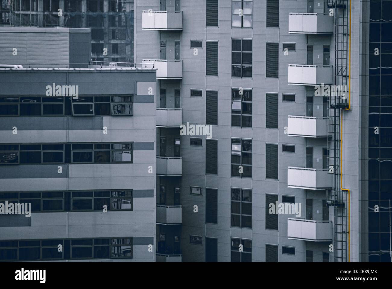 Graue Betongebäude mit gelbem Rohr Stockfoto