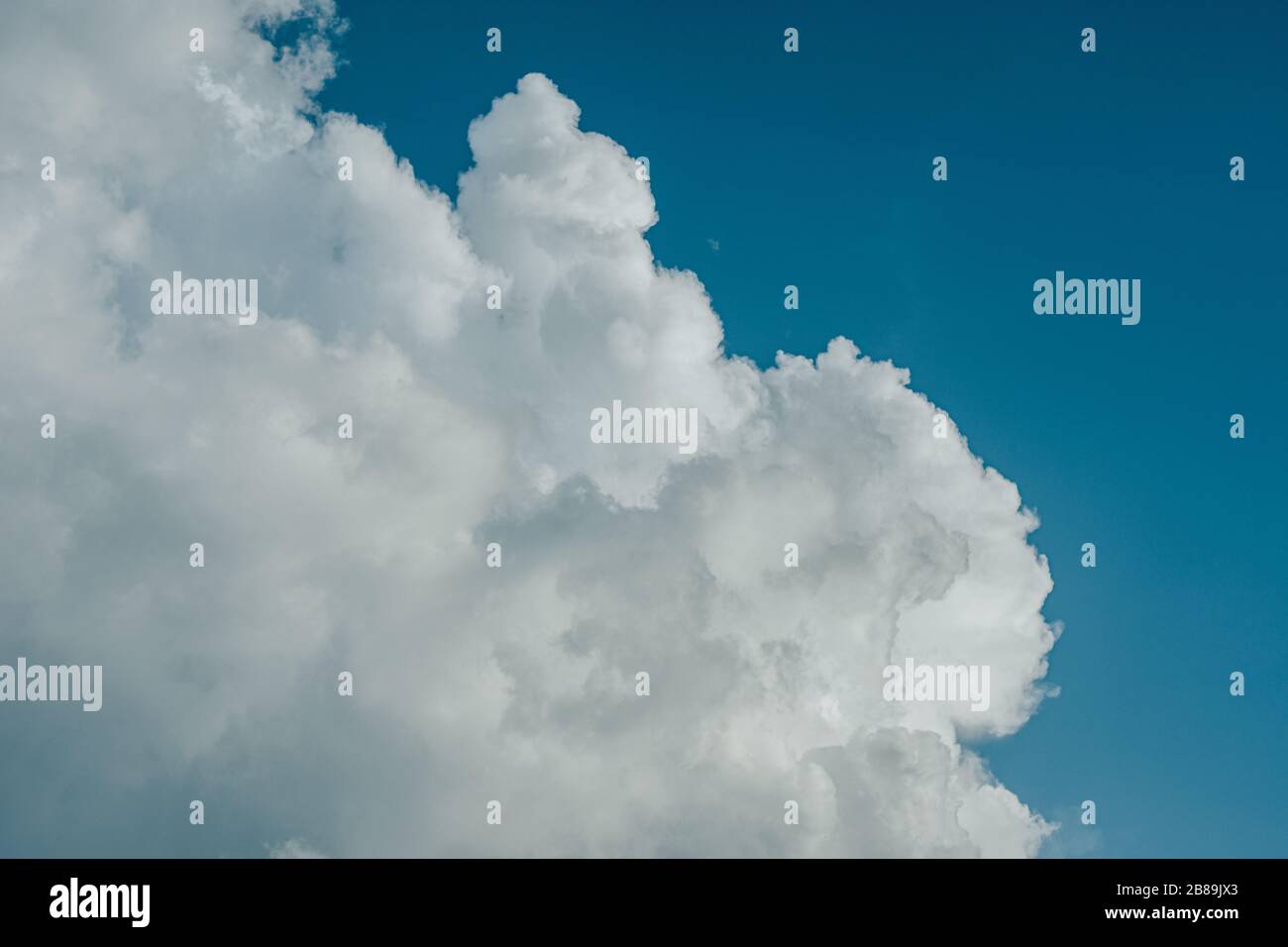 Cumulus Wolken am blauen Himmel Stockfoto
