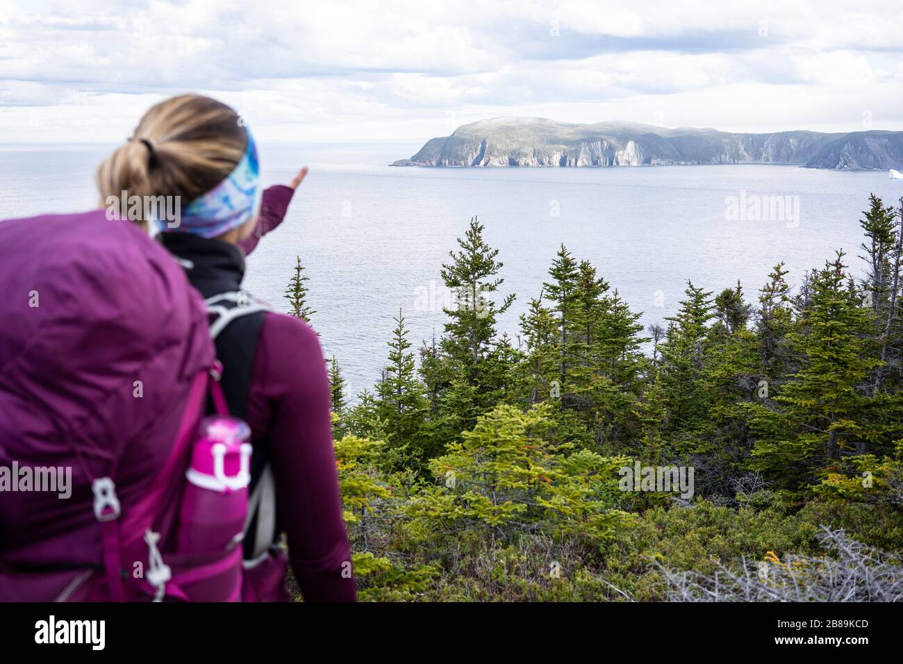 Weibliche Backpacker Punkte In Cove Auf East Coast Trail In Neufundland Stockfoto