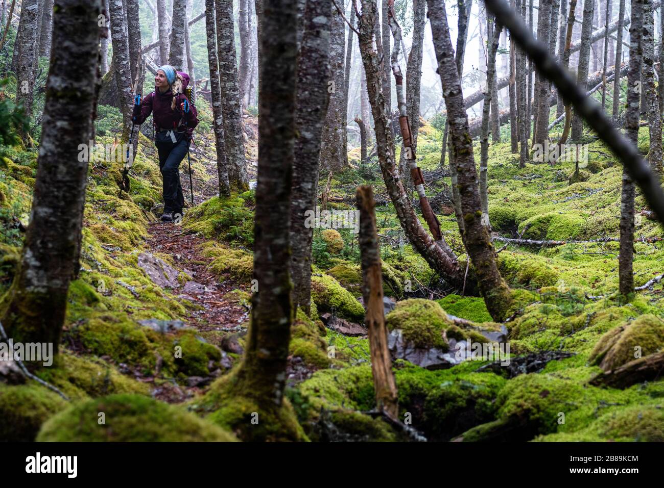 Lächelnde Backpacker-Frau Auf Dem East Coast Trail In Neufundland Stockfoto