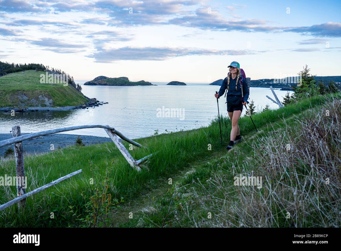 Weibliche Wanderung Mickeleens Pfad Auf East Coast Trail Witless Bay Stockfoto