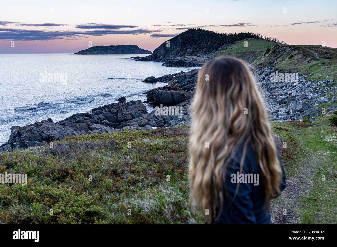 Rucksacktourist Blickt Auf Gull Island Auf Dem East Coast Trail Nahe Bear Cove Stockfoto