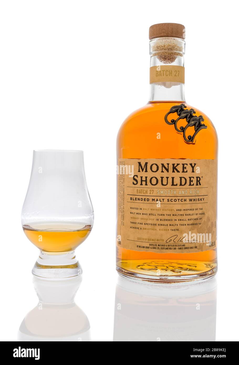 Winneconne, WI - 12. März 2020: Eine Flasche Monkey Shoulder Blended Malt Scotch Whisky with a Glass served Neat on an isolated background. Stockfoto