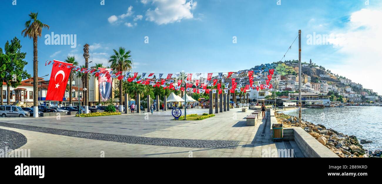 Kusadasi, Türkei - 07.18.2019. Die Kurstadt Kusadasi in der Türkei ist an einem sonnigen Sommertag am Ufer des Landes Stockfoto