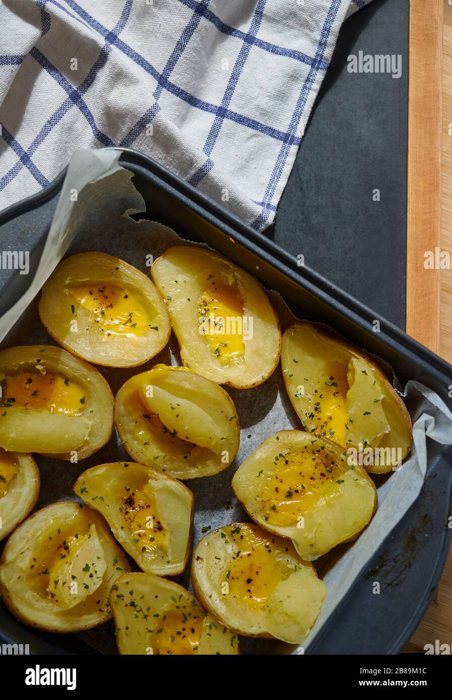 Gebackene Kartoffeln und Käse in Backblech Stockfoto