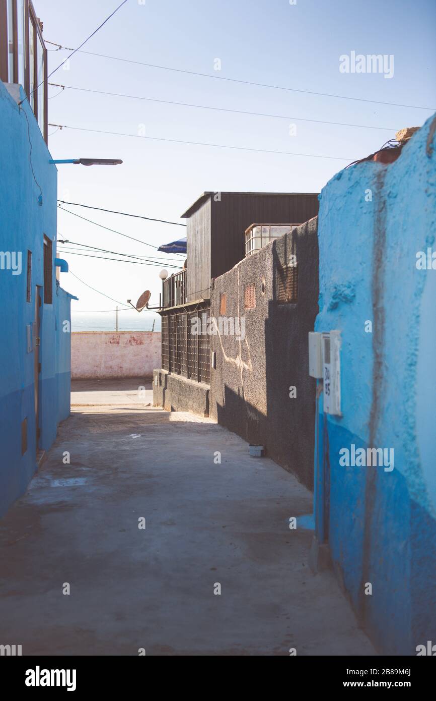 Eine blaue Gasse in einem marokkanischen Dorf Stockfoto