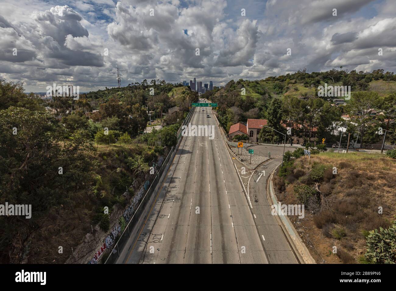 Los Angeles, USA. März 2020. Der Pasadena Freeway, der in die Innenstadt von Los Angeles führt, ist wegen der Bedenken von Covid19 größtenteils leer. 20.3/2020 Los Angeles, CA USA (Foto von Ted Soqui/SIPA USA) Credit: SIPA USA/Alamy Live News Stockfoto