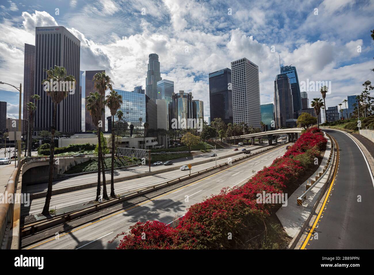 Los Angeles, USA. März 2020. Innenstadt von Los Angeles mit leichtem Autobahnverkehr aufgrund von Bedenken von Covid19. Kredit: SIPA USA/Alamy Live News Stockfoto