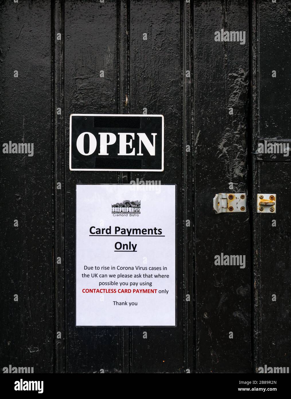 Türhinweis, der Kunden anweist, kontaktlose Zahlung zu verwenden, da Covid-19 Coronavirus pandemic, Cramond Café, Edinburgh, Schottland, Großbritannien Stockfoto