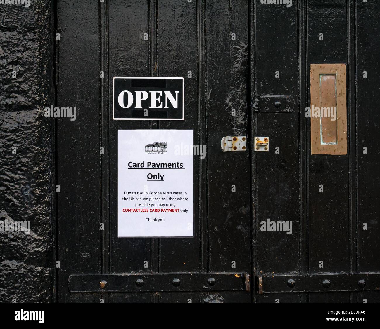 Türhinweis, der Kunden anweist, kontaktlose Zahlung zu verwenden, da Covid-19 Coronavirus pandemic, Cramond Café, Edinburgh, Schottland, Großbritannien Stockfoto