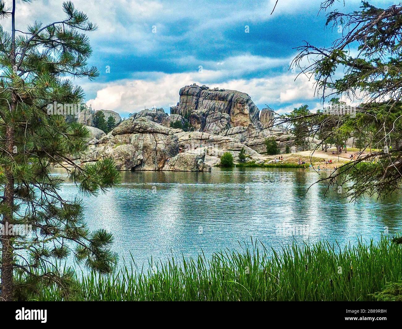 Felsformationen mit See und Bäumen in Wyoming Stockfoto